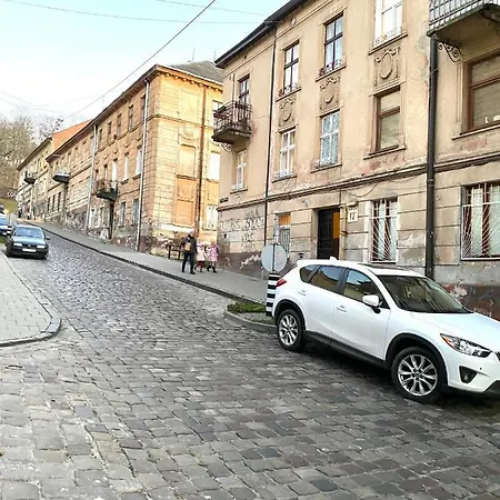 на вул. сходова 3, бічна ужгородської, біля високого замку.