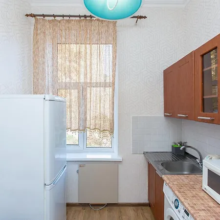 на вул. сходова 3, бічна ужгородської, біля високого замку.